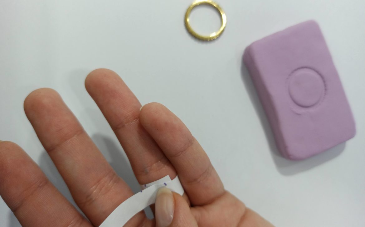 medir un anillo con papel